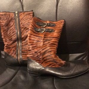 Born mid calf died pony hair boot